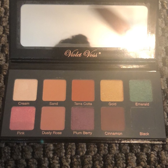 Violet Voss Essentials eyeshadow palette - Picture 2 of 2
